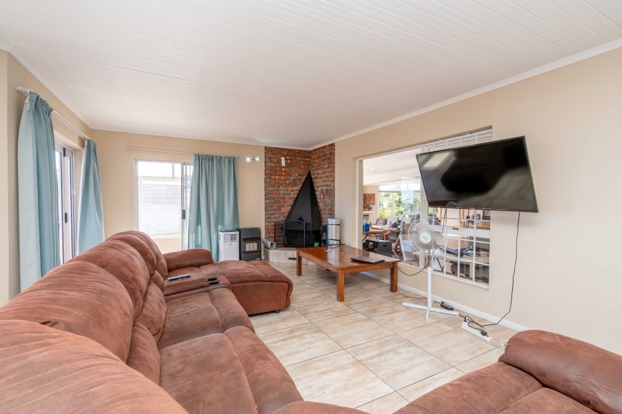 8 Bedroom Property for Sale in Middedorp Western Cape